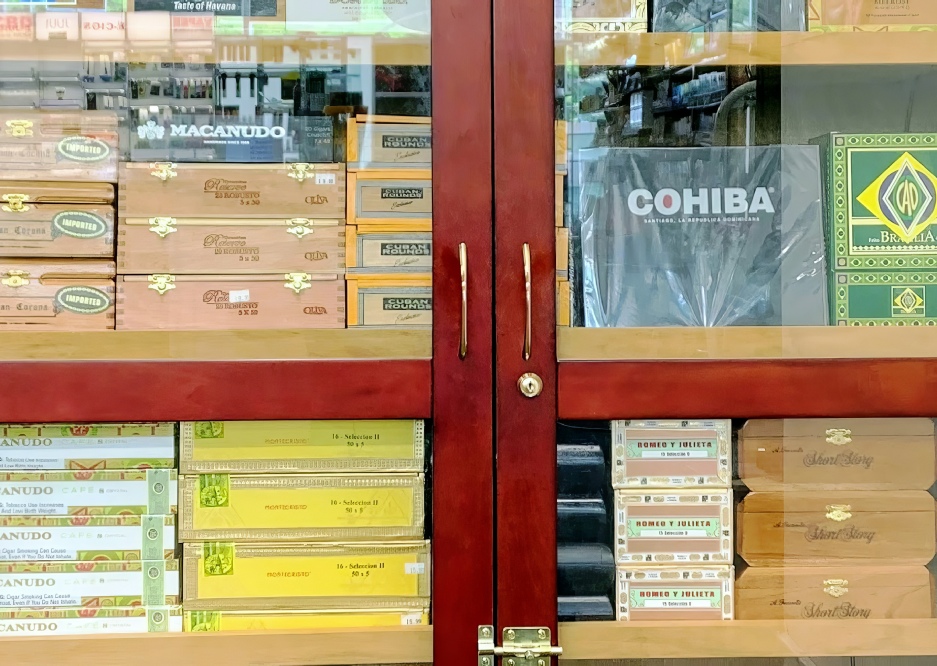 a display case with different types of cigars